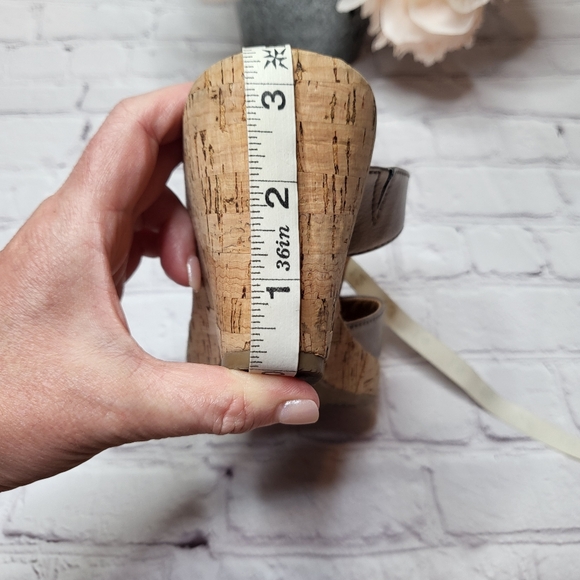 Eurosoft by Sofft Wedge Sandal with Cork Heel and Metallic Upper Size 7 - Picture 13 of 15